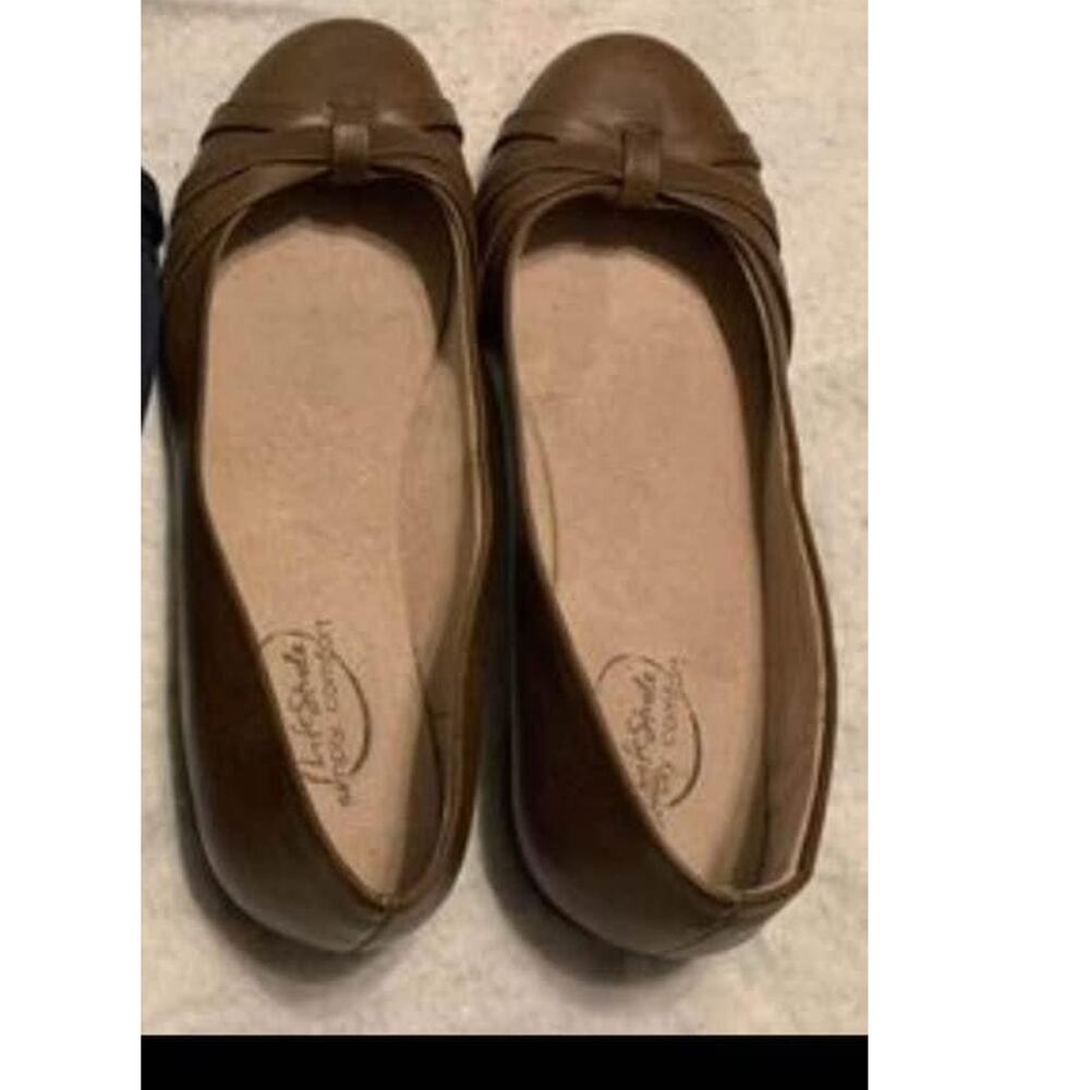 Life Stride women’s tan comfort flats, size 8W (wide).